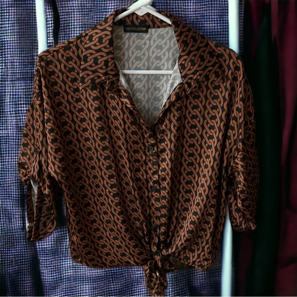 New Collection 3/4 sleeve roll tab  tie top. EUC